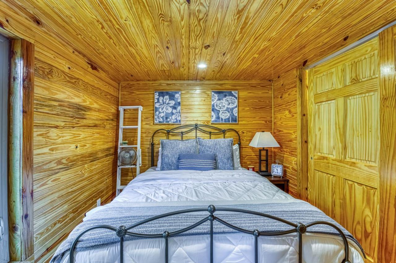 The Gemini-A Dreamy, Waterfront Tiny Cabin Rogersville Esterno foto